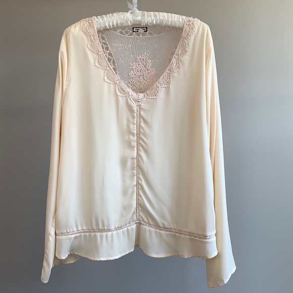 Eyeshadow Tops - Eyeshadow lace trim long sleeve blouse